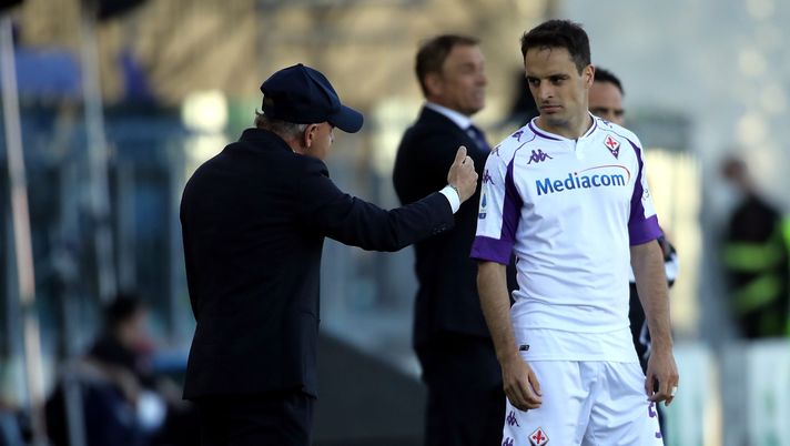 CAGLIARI, ITALY - MAY 12:  Giuseppe Iachini coach of Fiorentina looks Giacomo Bonaventura during the Serie A match between Cagliari Calcio  and ACF Fiorentina at Sardegna Arena on May 12, 2021 in Cagliari, Italy. (Photo by Enrico Locci/Getty Images) 