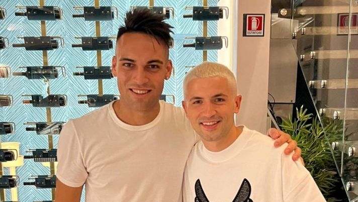 Sensi si fa biondo e poi passa a salutare il suo amico Lautaro a ‘Coraje’  Sensi si fa biondo e poi passa a salutare il suo amico Lautaro a ‘Coraje’ - immagine 1