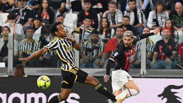 Juan Cuadrado e Theo Hernández (difensore AC Milan), qui durante Juventus-Milan (Serie A 2022-2023) | News (Getty Images) Cuadrado Theo Hernández Juventus-Milan Serie A 2022-2023