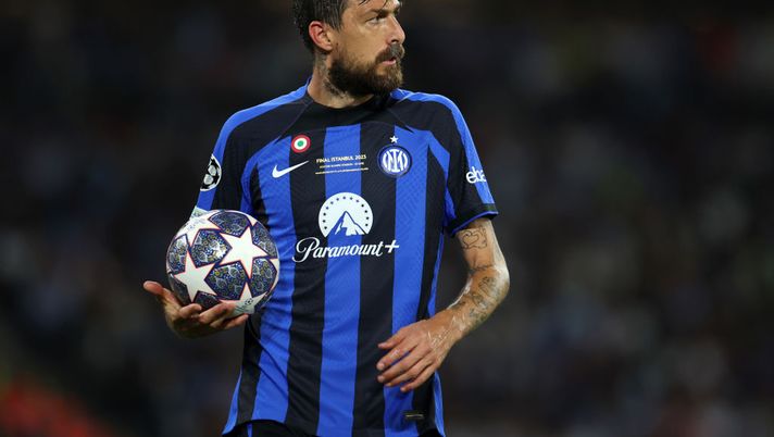 ISTANBUL, TURKEY - JUNE 10: Francesco Acerbi of Inter Milan during the UEFA Champions League 2022/23 final match between FC Internazionale and Manchester City FC at Ataturk Olympic Stadium on June 10, 2023 in Istanbul, Turkey. (Photo by Catherine Ivill/Getty Images) Gazzetta: “Acerbi resta all’Inter, le cifre del riscatto dalla Lazio e i dettagli sul contratto” - immagine 1