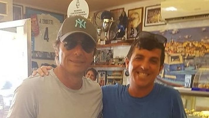 FOTO, Curiosità: Conte in vacanza a Lampedusa, ecco come si consola per l&#8217;esonero dal Chelsea&#8230; 