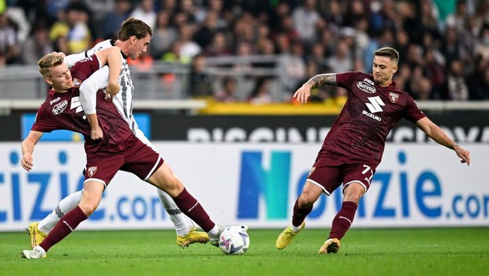 TURIN, ITALY - OCTOBER 15: Dusan Vlahovic of Juventus battles for the ball with Perr Shurrs and Karol Linetty of Torino FC during the Serie A match between Torino FC and Juventus at Stadio Olimpico di Torino on October 15, 2022 in Turin, Italy. (Photo by Daniele Badolato - Juventus FC/Juventus FC via Getty Images) Serie A, vittoria di misura della Juventus nel derby col Torino - immagine 1