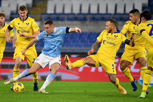 ROME, ITALY - DECEMBER 12: Manuel Lazzari of SS Lazio compete for the ball with Federico Dimarco of Hellas Verona FC during the Serie A match between SS Lazio and Hellas Verona FC at Stadio Olimpico on December 12, 2020 in Rome, Italy. (Photo by Marco Rosi - SS Lazio/Getty Images) ROME, ITALY - DECEMBER 12: Manuel Lazzari of SS Lazio compete for the ball with Federico Dimarco of Hellas Verona FC during the Serie A match between SS Lazio and Hellas Verona FC at Stadio Olimpico on December 12, 2020 in Rome, Italy. (Photo by Marco Rosi - SS Lazio/Getty Images)
