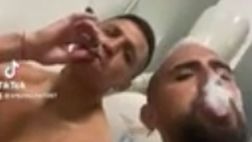 Inter, festa per la Coppa Italia: Vidal e Sanchez fumano il sigaro (VIDEO)