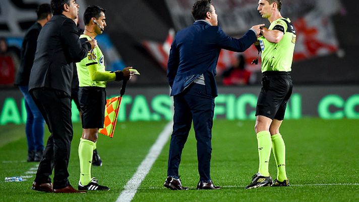 BUENOS AIRES, ARGENTINA - JULY 10: Referee Nicolas Lamolina shows red card to Marcelo Gallardo coach of River Plate during a match between River Plate and Godoy Cruz as part of Liga Profesional 2022 at Estadio Monumental Antonio Vespucio Liberti on July 10, 2022 in Buenos Aires, Argentina. (Photo by Marcelo Endelli/Getty Images) River Plate sconfitto: “Stro…”, l’insulto di Gallardo all’arbitro che lo espelle… - immagine 1