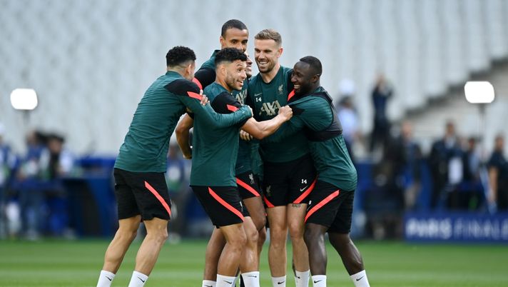 PARIS, FRANCE - MAY 27: Alex Oxlade-Chamberlain, Joel Matip, Jordan Henderson and Naby Keita of Liverpool react during the Liverpool FC Training Session at Stade de France on May 27, 2022 in Paris, France. Liverpool will face Real Madrid in the UEFA Champions League final on May 28, 2022. (Photo by Shaun Botterill/Getty Images) Liverpool, due top esclusi dalla lista Champions: il motivo - immagine 1