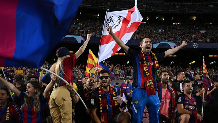 BARCELONA, SPAIN - OCTOBER 12: FC Barcelona fans show their support prior to the UEFA Champions League group C match between FC Barcelona and FC Internazionale at Spotify Camp Nou on October 12, 2022 in Barcelona, Spain. (Photo by David Ramos/Getty Images) Barcellona-Inter, dai social nessun dubbio: “Da infarto” - immagine 1