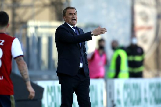 CAGLIARI, ITALY - MAY 12: Leonardo Semplici coach of Cagliari reacts during the Serie A match between Cagliari Calcio and ACF Fiorentina at Sardegna Arena on May 12, 2021 in Cagliari, Italy. (Photo by Enrico Locci/Getty Images) Udinese sfoglia la margherita: Sottil Sr e un altro ex viola per la panchina- immagine 2