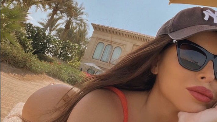 Marialuisa Jacobelli, bikini rosso da urlo a Dubai e incontro con un delfino  Marialuisa Jacobelli, bikini rosso da urlo a Dubai e incontro con un delfino - immagine 1