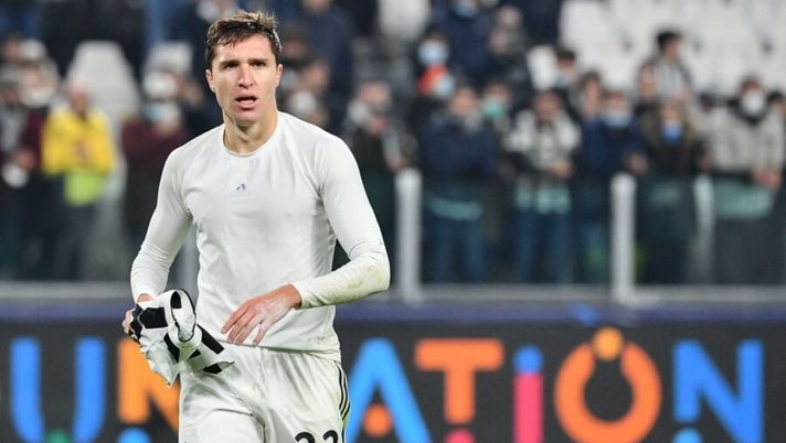 Juventus' Italian forward Federico Chiesa goes to give his jersey to fans at the end ofthe UEFA Champions League Group H football match between Juventus and Zenit on November 02, 2021 at the Juventus stadium in Turin. (Photo by Isabella BONOTTO / AFP) (Photo by ISABELLA BONOTTO/AFP via Getty Images) Gazzetta: “Chiesa, sospetto che si tratti di un infortunio molto serio: attesa per gli esami” - immagine 1