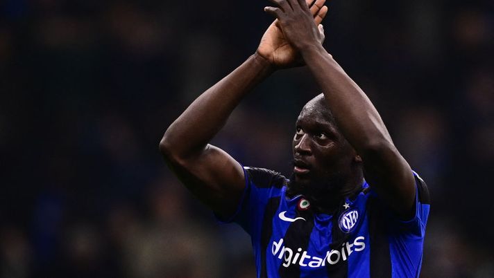 Inter Milan's Belgian forward Romelu Lukaku acknowledges the public at the end of the UEFA Champions League round of 16 first leg football match between Inter Milan and FC Porto, on February 22, 2023 at the San Siro (Giuseppe-Meazza) stadium in Milan. (Photo by Marco BERTORELLO / AFP) (Photo by MARCO BERTORELLO/AFP via Getty Images) La Preview per la 30a giornata: i nostri consigli per ogni partita, chi schierare e chi evitare - immagine 1