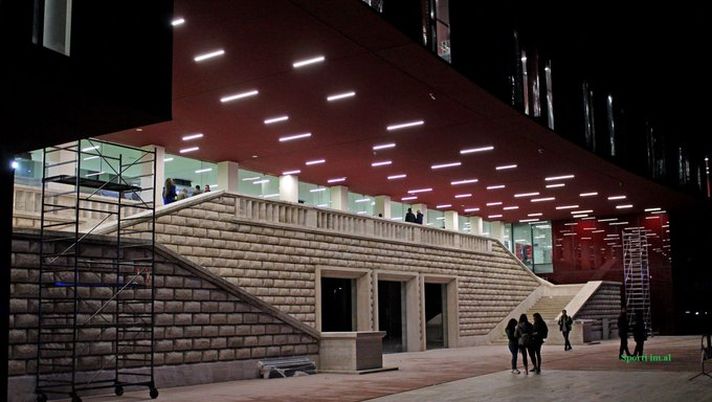 Tirana, l'esterno stadio prima del derby Tirana, l'esterno stadio prima del derby