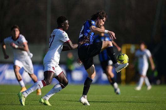 MILAN, ITALY - FEBRUARY 19: Dennis Curatolo of FC Internazionale vs Ali Dembele of Torino during the Primavera 1 match between FC Internazionale U19 and Torino U19 at Konami Youth Development Center on February 19, 2023 in Milan, Italy. (Photo by Mattia Pistoia - Inter/Inter via Getty Images) Primavera, Inter-Torino 2-0: i granata dominano un tempo, poi si spengono e cadono- immagine 3