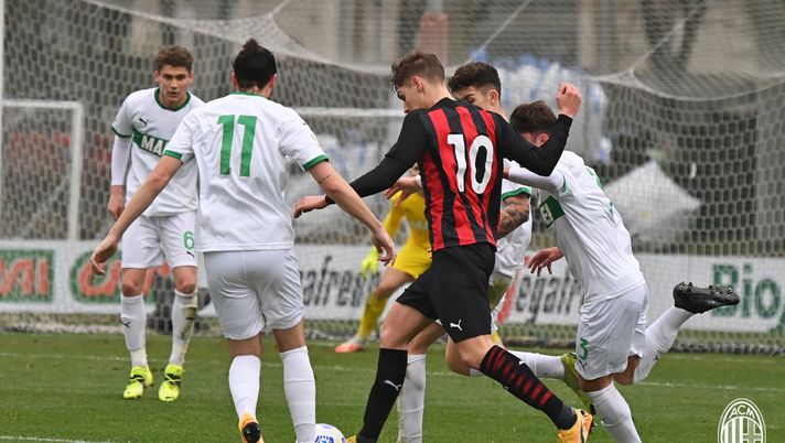 Giacomo Olzer, centrocampista offensivo dell'AC Milan Primavera in azione contro il Sassuolo (acmilan.com) Giacomo Olzer, centrocampista offensivo dell'AC Milan Primavera in azione contro il Sassuolo (acmilan.com)
