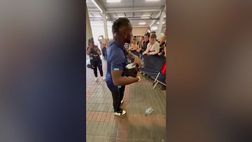VIDEO / Saint-Maximin che regalo! Rolex ad un tifoso e lui…