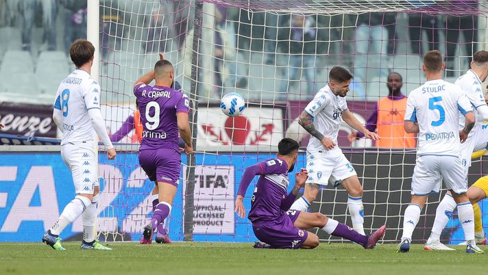 FLORENCE, ITALY - APRIL 03: Nicolas Gonzalez of ACF Fiorentina scores the opening goal during the Serie A match between ACF Fiorentina and Empoli FC at Stadio Artemio Franchi on April 3, 2022 in Florence, Italy. (Photo by Gabriele Maltinti/Getty Images) Gol in Fiorentina-Empoli