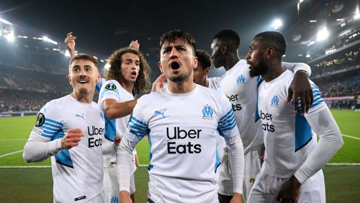 BASEL, SWITZERLAND - MARCH 17: Cengiz Under celebrates with teammates Matteo Guendouzi and Gerson of Marseille after scoring their team's first goal during the UEFA Conference League Round of 16 Leg Two match between FC Basel and Olympique Marseille at St. Jakob-Park on March 17, 2022 in Basel, Switzerland. (Photo by Matthias Hangst/Getty Images) Gazzetta conferma: “Malinovskyi va via. Spunta l’operazione con Cengiz Under” - immagine 1