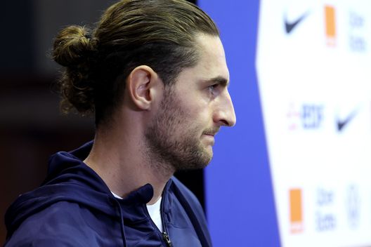 DOHA, QATAR - DECEMBER 08: Adrien Rabiot of France look son prior to a press conference at Al Sadd SC Stadium on December 08, 2022 in Doha, Qatar. (Photo by Alexander Hassenstein/Getty Images)Amra Premier, asso piglia tutto in Qatar: Amrabat, Rabiot, ma non solo- immagine 2