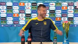 VIDEO Ucraina, Yarmolenko sposta le bottigliette: la scena è tutta da ridere