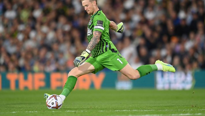 LEEDS, ENGLAND - AUGUST 30: Jordan Pickford of Everton in action during the Premier League match between Leeds United and Everton FC at Elland Road on August 30, 2022 in Leeds, England. (Photo by Michael Regan/Getty Images) PICKFORD AHI CHE MALE...