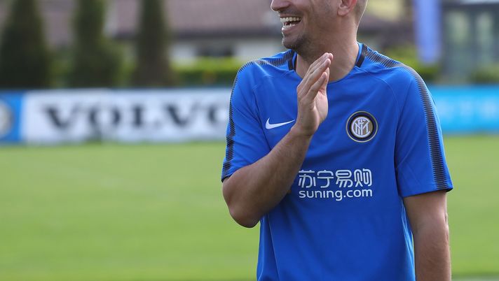 COMO, ITALY - MAY 10:  Esteban Cambiasso of Inter Forever looks on during the FC Internazionale training session at the club's training ground Suning Training Center in memory of Angelo Moratti on May 10, 2018 in Como, Italy.  (Photo by Marco Luzzani - Inter/Inter via Getty Images)  COMO, ITALY - MAY 10:  Esteban Cambiasso of Inter Forever looks on during the FC Internazionale training session at the club's training ground Suning Training Center in memory of Angelo Moratti on May 10, 2018 in Como, Italy.  (Photo by Marco Luzzani - Inter/Inter via Getty Images)