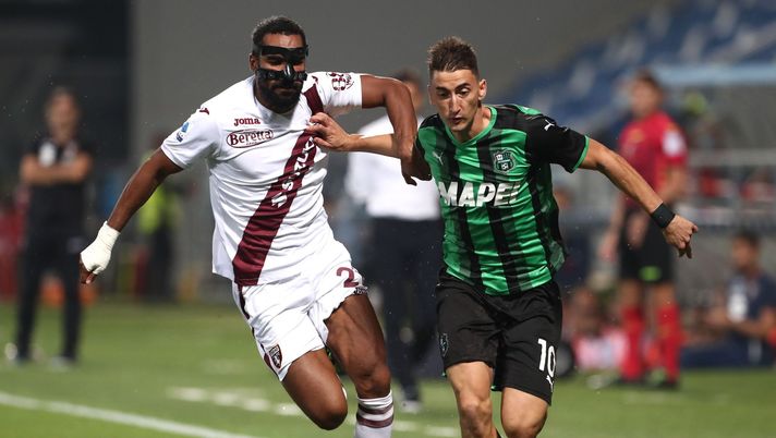 REGGIO NELL'EMILIA, ITALY - SEPTEMBER 17: Koffi Djidji of Torino FC competes for the ball with Filip Djuricic of US Sassuolo during the Serie A match between US Sassuolo and Torino FC at Mapei Stadium - Citta' del Tricolore on September 17, 2021 in Reggio nell'Emilia, Italy. (Photo by Marco Luzzani/Getty Images) REGGIO NELL'EMILIA, ITALY - SEPTEMBER 17: Koffi Djidji of Torino FC competes for the ball with Filip Djuricic of US Sassuolo during the Serie A match between US Sassuolo and Torino FC at Mapei Stadium - Citta' del Tricolore on September 17, 2021 in Reggio nell'Emilia, Italy. (Photo by Marco Luzzani/Getty Images)