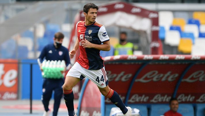 NAPLES, ITALY - MAY 02: Andrea Carboni of Cagliari Calcio during the Serie A match between SSC Napoli and Cagliari Calcio at Stadio Diego Armando Maradona on May 02, 2021 in Naples, Italy. Sporting stadiums around Italy remain under strict restrictions due to the Coronavirus Pandemic as Government social distancing laws prohibit fans inside venues resulting in games being played behind closed doors. (Photo by Francesco Pecoraro/Getty Images) NAPLES, ITALY - MAY 02: Andrea Carboni of Cagliari Calcio during the Serie A match between SSC Napoli and Cagliari Calcio at Stadio Diego Armando Maradona on May 02, 2021 in Naples, Italy. Sporting stadiums around Italy remain under strict restrictions due to the Coronavirus Pandemic as Government social distancing laws prohibit fans inside venues resulting in games being played behind closed doors. (Photo by Francesco Pecoraro/Getty Images)