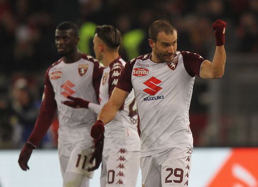  ROME, ITALY - DECEMBER 20: Lorenzo De Silvestri #29 with his teammates of Torino FC celebrates after scoring the opening goal during the TIM Cup match between AS Roma and Torino FC at Olimpico Stadium on December 20, 2017 in Rome, Italy. (Photo by Paolo Bruno/Getty Images) 
