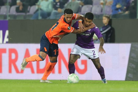 FLORENCE, ITALY - OCTOBER 27: Mounir Chouair of Istanbul Basaksehir FK in action against Domilson Cordeiro dos Santos known as Dodo of ACF Fiorentina during the UEFA Europa Conference League group A match between ACF Fiorentina and Istanbul Basaksehir at Stadio Artemio Franchi on October 27, 2022 in Florence, Italy. (Photo by Gabriele Maltinti/Getty Images) Bonaventura-Dodò, le condizioni: la sosta per rivitalizzarsi- immagine 2
