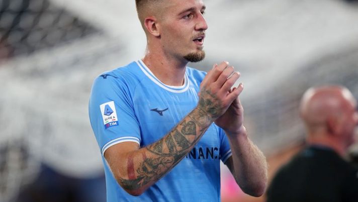 ROME, ITALY - AUGUST 26: Sergej Milinkovic-Savic of SS Lazio applauds the fans after their sides victory in the Serie A match between SS Lazio and FC Internazionale at Stadio Olimpico on August 26, 2022 in Rome, Italy. (Photo by Paolo Bruno/Getty Images) Juve, la Gazzetta: “L’idea è un mega assalto a Milinkovic-Savic nel 2023” - immagine 1