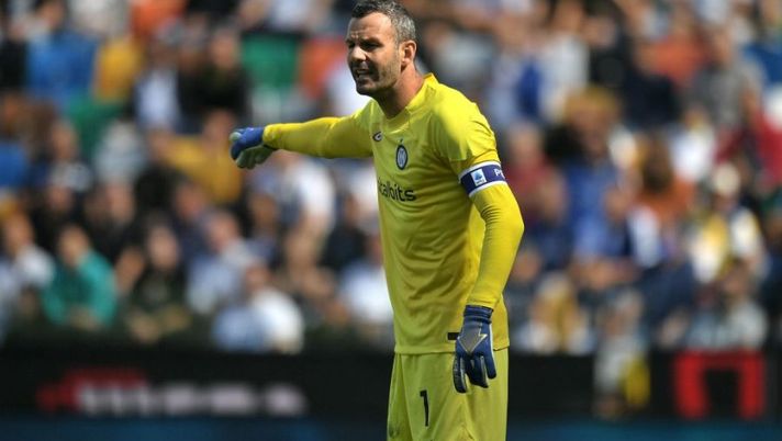 UDINE, ITALY - SEPTEMBER 18: Samir Handanovic of FC Internazionale gestures during the Serie A match between Udinese Calcio and FC Internazionale at Dacia Arena on September 18, 2022 in Udine, Italy. (Photo by Alessandro Sabattini/Getty Images) Sky: “Inter, la scelta in porta tra Handanovic e Onana per la sfida con la Roma” - immagine 1