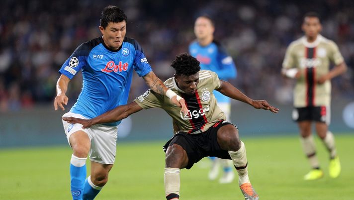NAPLES, ITALY - OCTOBER 12: Min-Jae Kim of SSC Napoli battles for possession with Mohammed Kudus of AFC Ajax during the UEFA Champions League group A match between SSC Napoli and AFC Ajax at Stadio Diego Armando Maradona on October 12, 2022 in Naples, Italy. (Photo by Francesco Pecoraro/Getty Images) Rebus difesa per Spalletti, Kim è parso a disagio sul centro destra: la situazione - immagine 1