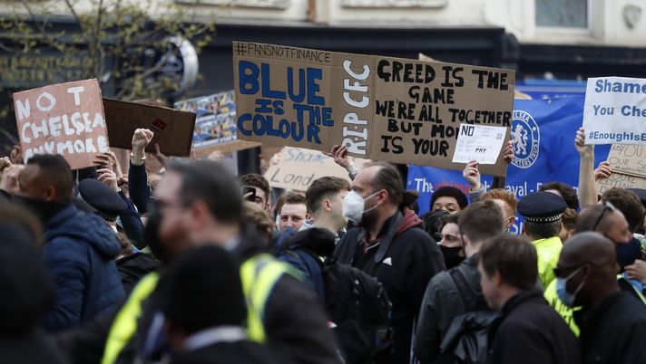 LONDON, ENGLAND - APRIL 20: Chelsea fans protest against the newly proposed European Super League prior to during the Premier League match between Chelsea and Brighton & Hove Albion at Stamford Bridge on April 20, 2021 in London, England. Sporting stadiums around the UK remain under strict restrictions due to the Coronavirus Pandemic as Government social distancing laws prohibit fans inside venues resulting in games being played behind closed doors. (Photo by Frank Augstein - Pool/Getty Images) LONDON, ENGLAND - APRIL 20: Chelsea fans protest against the newly proposed European Super League prior to during the Premier League match between Chelsea and Brighton & Hove Albion at Stamford Bridge on April 20, 2021 in London, England. Sporting stadiums around the UK remain under strict restrictions due to the Coronavirus Pandemic as Government social distancing laws prohibit fans inside venues resulting in games being played behind closed doors. (Photo by Frank Augstein - Pool/Getty Images)