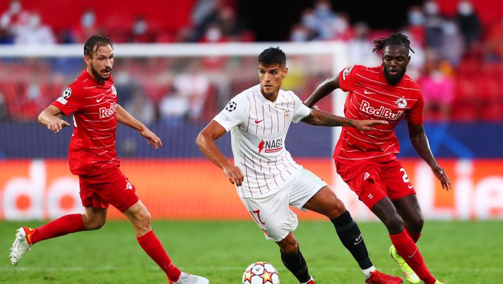 SEVILLE, SPAIN - SEPTEMBER 14: Erik Lamela of Sevilla FC is challenged by Andreas Ulmer and Oumar Solet of RB Salzburg during the UEFA Champions League group G match between Sevilla FC and RB Salzburg at Estadio Ramon Sanchez Pizjuan on September 14, 2021 in Seville, Spain. (Photo by Fran Santiago/Getty Images) Lamela e la sua seconda vita a Siviglia: “Qui sto benissimo mi sento maturato come uomo e come calciatore” - immagine 1