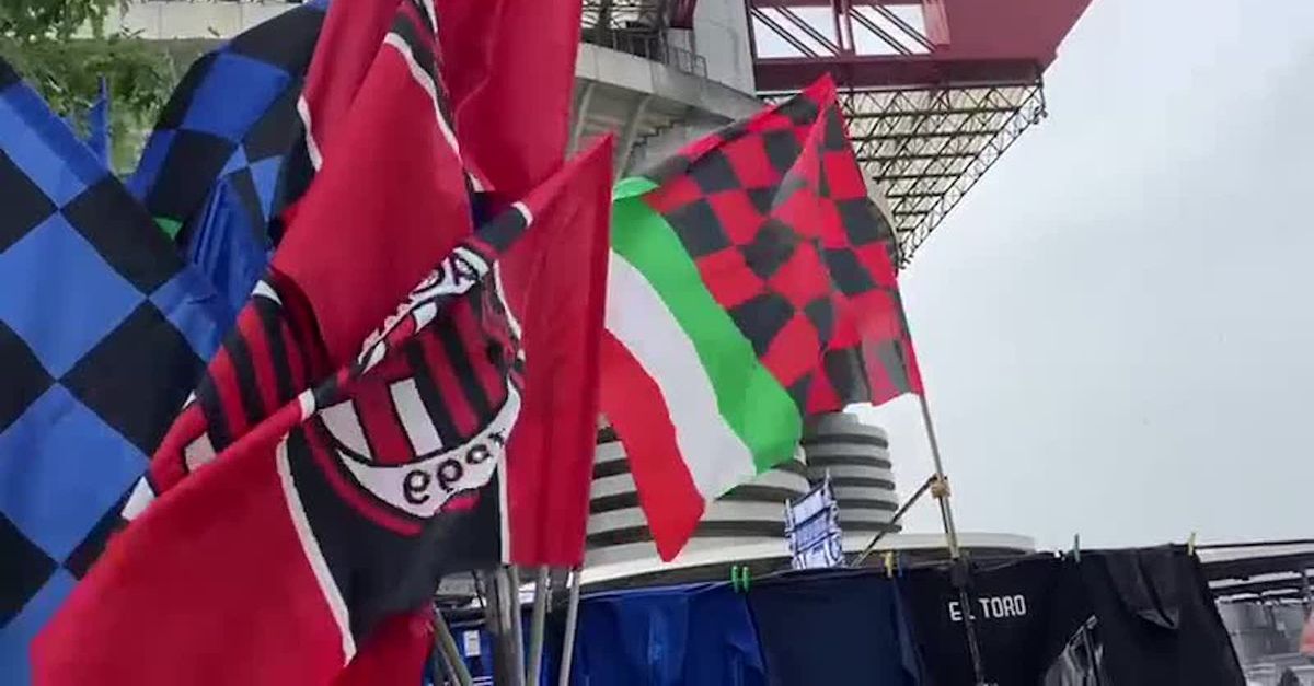 Scudetto, a ‘San Siro’ sventolano le bandiere di Inter e Milan | VIDEO