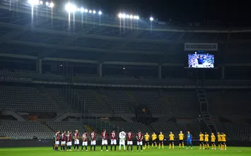  TURIN, ITALY - DECEMBER 12: The players observe a minutes silence in memory of Paolo Rossi who recently passed away prior to the Serie A match between Torino FC and Udinese Calcio at Stadio Olimpico di Torino on December 12, 2020 in Turin, Italy. Sporting stadiums around Italy remain under strict restrictions due to the Coronavirus Pandemic as Government social distancing laws prohibit fans inside venues resulting in games being played behind closed doors. (Photo by Valerio Pennicino/Getty Images)