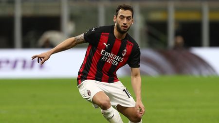 MILAN, ITALY - MARCH 18: Hakan Calhanoglu of AC Milan in action during the UEFA Europa League Round of 16 Second Leg match between AC Milan and Manchester United at San Siro on March 18, 2021 in Milan, Italy. Sporting stadiums around Europe remain under strict restrictions due to the Coronavirus Pandemic as Government social distancing laws prohibit fans inside venues resulting in games being played behind closed doors. (Photo by Marco Luzzani/Getty Images) MILAN, ITALY - MARCH 18: Hakan Calhanoglu of AC Milan in action during the UEFA Europa League Round of 16 Second Leg match between AC Milan and Manchester United at San Siro on March 18, 2021 in Milan, Italy. Sporting stadiums around Europe remain under strict restrictions due to the Coronavirus Pandemic as Government social distancing laws prohibit fans inside venues resulting in games being played behind closed doors. (Photo by Marco Luzzani/Getty Images)