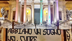Palermo, striscioni nei luoghi simbolo della città: “Abbiamo un sogno nel cuore…”
