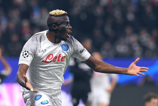 FOTO Osimhen trascina il Napoli al successo con l’Eintracht: il tributo del club- immagine 2
