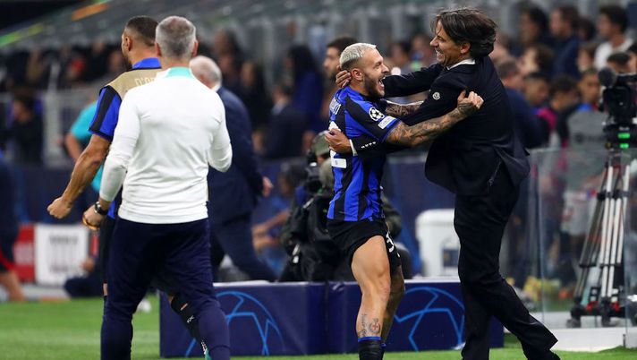 MILAN, ITALY - OCTOBER 04: Simone Inzaghi, Head Coach of FC Internazionale celebrates their team's victory with Federico Dimarco of FC Internazionale at full-time after the UEFA Champions League group C match between FC Internazionale and FC Barcelona at San Siro Stadium on October 04, 2022 in Milan, Italy. (Photo by Marco Luzzani/Getty Images) Inter, la grande rivincita di Inzaghi. Da Correa a Calhanoglu e De Vrij: tutto azzeccato - immagine 1