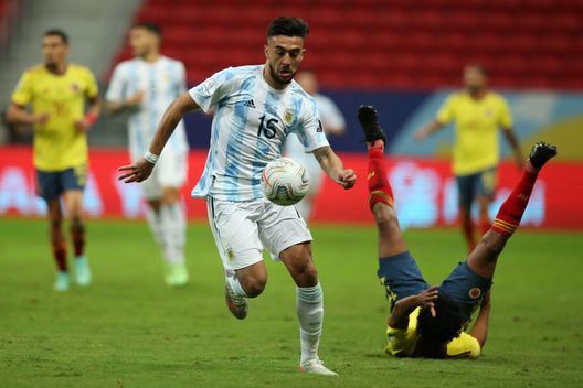 BRASILIA, BRAZIL - JULY 06: Nicolás Gonzalez of Argentina runs for the ball as Juan Cuadrado of Colombia falls to the pitch during a semi-final match of Copa America Brazil 2021 between Argentina and Colombia at Mane Garrincha Stadium on July 06, 2021 in Brasilia, Brazil. (Photo by Alexandre Schneider/Getty Images) BRASILIA, BRAZIL - JULY 06: Nicolás Gonzalez of Argentina runs for the ball as Juan Cuadrado of Colombia falls to the pitch during a semi-final match of Copa America Brazil 2021 between Argentina and Colombia at Mane Garrincha Stadium on July 06, 2021 in Brasilia, Brazil. (Photo by Alexandre Schneider/Getty Images)