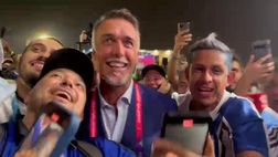 Argentina, Batistuta travolto dall’entusiasmo dei tifosi | VIDEO