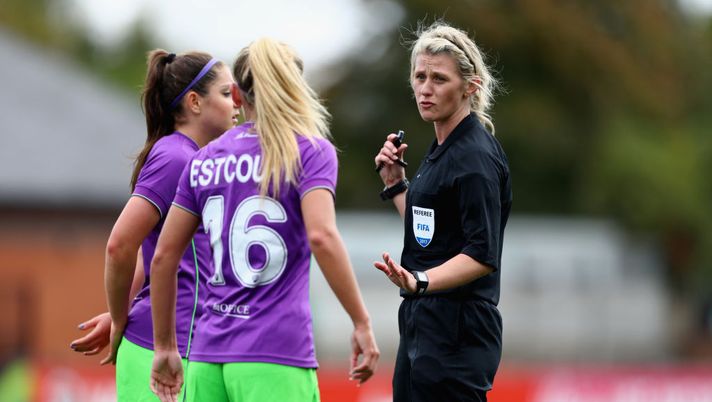 Arbitra e giocatrici: in campo tutto bene, ma fuori... Arbitra e giocatrici: in campo tutto bene, ma fuori...
