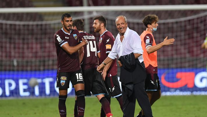 SALERNO, ITALY - JULY 03: Gian Piero Ventura, US Salernitana coach, celebrates the victory with his players after the Serie B match between US Salernitana&nbsp;and&nbsp;SS Juve Stabia at Stadio Arechi on July 03, 2020 in Salerno, Italy. (Photo by Francesco Pecoraro/Getty Images for Lega Serie B) 
