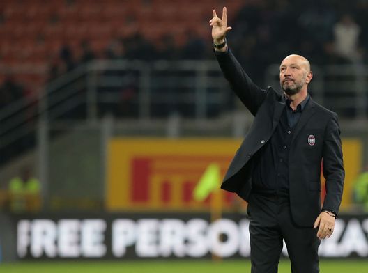 MILAN, ITALY - FEBRUARY 03: FC Crotone coach Walter Zenga greets the FC Internazionale Milano fans at the end of the serie A match between FC Internazionale and FC Crotone at Stadio Giuseppe Meazza on February 3, 2018 in Milan, Italy. (Photo by Emilio Andreoli/Getty Images) MILAN, ITALY - FEBRUARY 03: FC Crotone coach Walter Zenga greets the FC Internazionale Milano fans at the end of the serie A match between FC Internazionale and FC Crotone at Stadio Giuseppe Meazza on February 3, 2018 in Milan, Italy. (Photo by Emilio Andreoli/Getty Images)