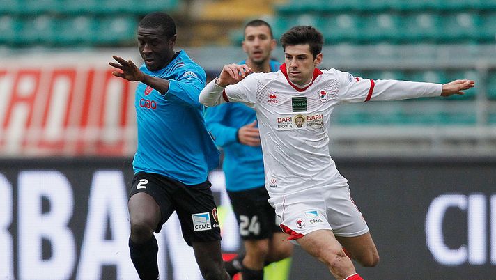 BARI, ITALY - JANUARY 25: Rodney Strasser (L) of Reggina competes for the ball with Daniele Sciaudone of Bari during the Serie B match between AS Bari and Reggina Calcio at Stadio San Nicola on January 25, 2014 in Bari, Italy. (Photo by Maurizio Lagana/Getty Images) BARI, ITALY - JANUARY 25: Rodney Strasser (L) of Reggina competes for the ball with Daniele Sciaudone of Bari during the Serie B match between AS Bari and Reggina Calcio at Stadio San Nicola on January 25, 2014 in Bari, Italy. (Photo by Maurizio Lagana/Getty Images)
