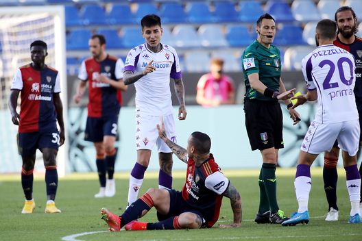 CAGLIARI, ITALY - MAY 12: Radja Nainggolan of Cagliari reacts during the Serie A match between Cagliari Calcio and ACF Fiorentina at Sardegna Arena on May 12, 2021 in Cagliari, Italy. (Photo by Enrico Locci/Getty Images) CAGLIARI, ITALY - MAY 12: Radja Nainggolan of Cagliari reacts during the Serie A match between Cagliari Calcio and ACF Fiorentina at Sardegna Arena on May 12, 2021 in Cagliari, Italy. (Photo by Enrico Locci/Getty Images)