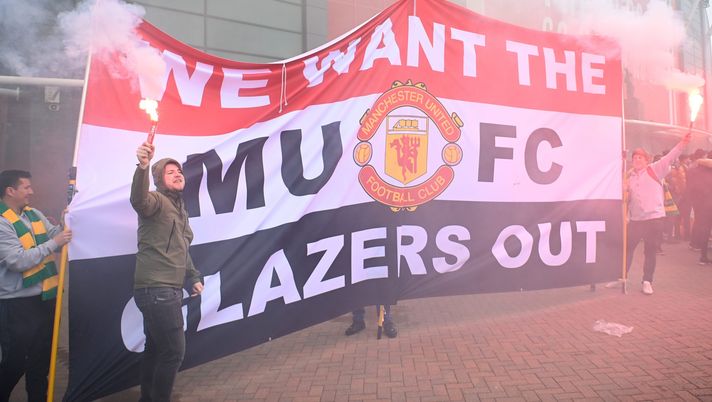 MANCHESTER, ENGLAND - MAY 02: Protesters are seen outside the stadium prior to the Premier League match between Manchester United and Liverpool at Old Trafford on May 02, 2021 in Manchester, England. Sporting stadiums around the UK remain under strict restrictions due to the Coronavirus Pandemic as Government social distancing laws prohibit fans inside venues resulting in games being played behind closed doors. (Photo by Getty Images/Getty Images) MANCHESTER, ENGLAND - MAY 02: Protesters are seen outside the stadium prior to the Premier League match between Manchester United and Liverpool at Old Trafford on May 02, 2021 in Manchester, England. Sporting stadiums around the UK remain under strict restrictions due to the Coronavirus Pandemic as Government social distancing laws prohibit fans inside venues resulting in games being played behind closed doors. (Photo by Getty Images/Getty Images)