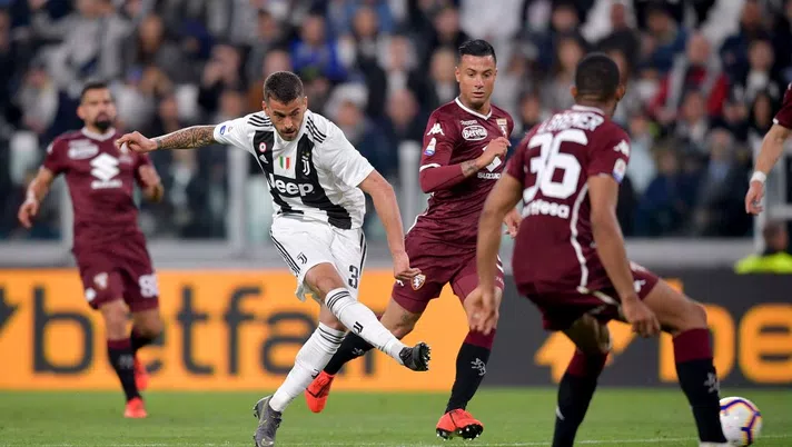 TURIN, ITALY - MAY 03: Leonardo Spinazzola of Juventus in action during the Serie A match between Juventus and Torino FC on May 3, 2019 in Turin, Italy.  (Photo by Daniele Badolato - Juventus FC/Juventus FC via Getty Images)