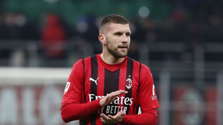 MILAN, ITALY - MARCH 01: Ante Rebic of AC Milan acknowledges the fans after the Coppa Italia Semi Final 1st Leg match between AC Milan and FC Internazionale at Stadio Giuseppe Meazza on March 01, 2022 in Milan, Italy. (Photo by Marco Luzzani/Getty Images) Gazzetta: “La verità su Rebic, ha un problema più subdolo rispetto a Ibrahimovic” - immagine 1